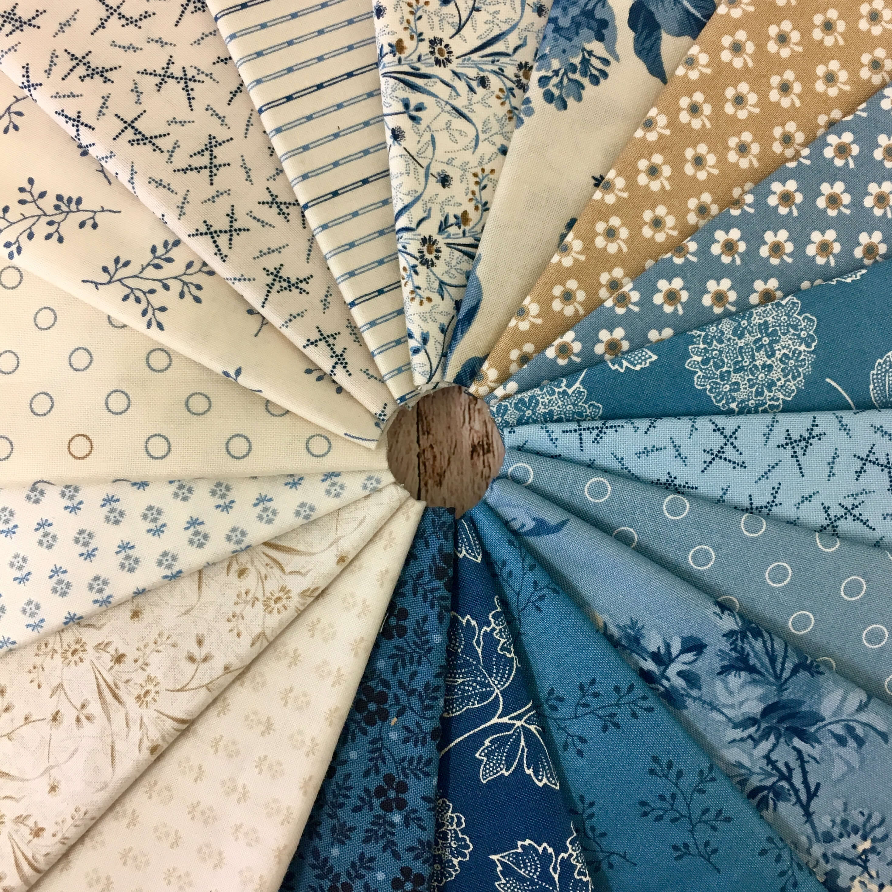 Blue Sky by Edyta Sitar 18-Piece Fat Eighths Bundle Blue Sky by Edyta Sitar 18-Piece Fat Eighths Bundle